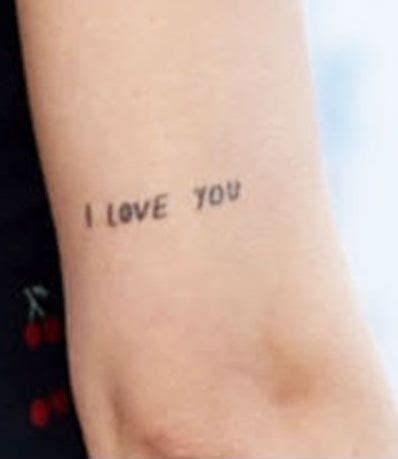 tatuajes de dakota johnson|Todos los tatuajes de Dakota Johnson: minimalistas,。